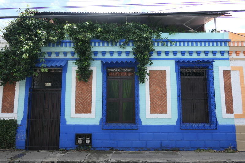 A blue house in Cali