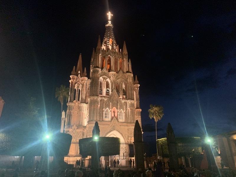 The main church of San Miguel de Allende at night